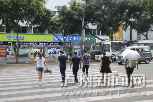 絕大多數(shù)市民都做到了自覺禮讓斑馬線，不橫穿馬路，不翻越欄桿，做到車讓人、人讓車