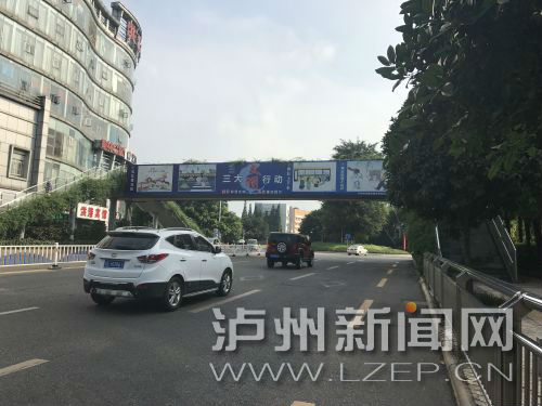 主干道上隨處可見創(chuàng)文宣傳廣告。 記者 肖婷 攝